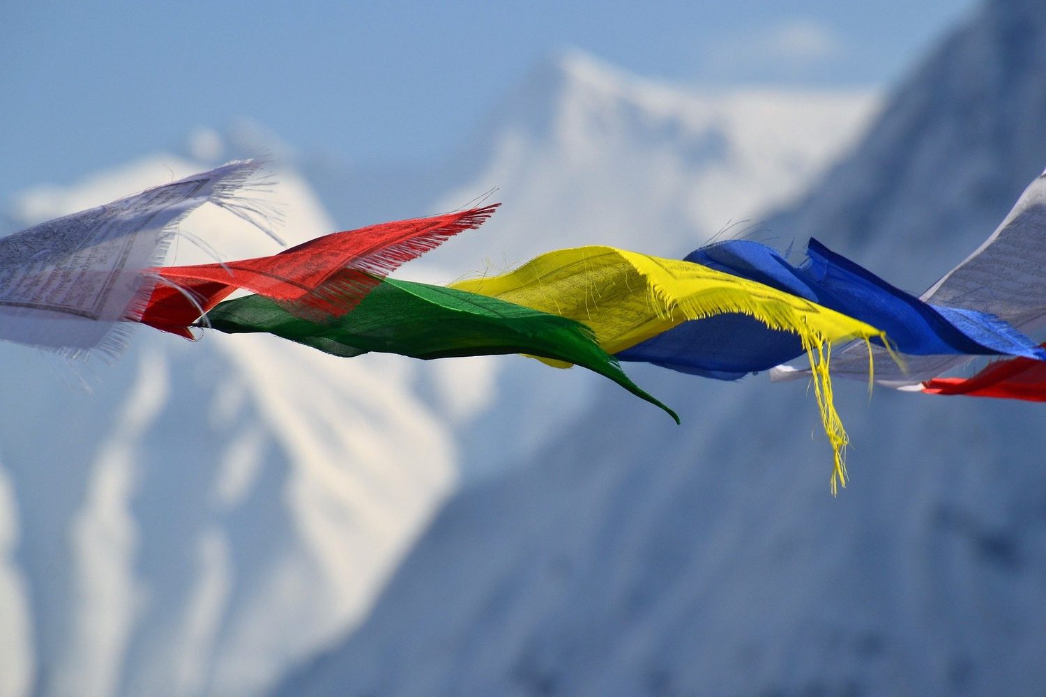 Drapeau tibétain à prières verticales : bénédictions sacrées