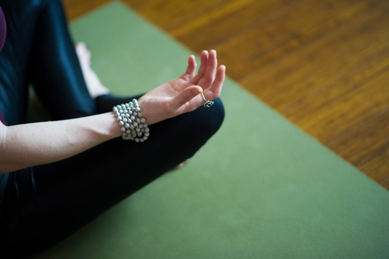 Méditation en sukhasana