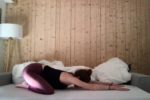Virginie en Balasana dans la séquence de yoga du réveil