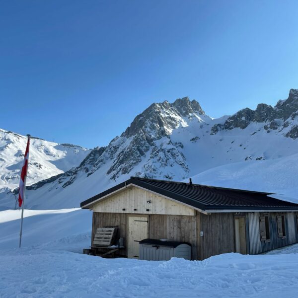 Le refuge des Prés dans la neige