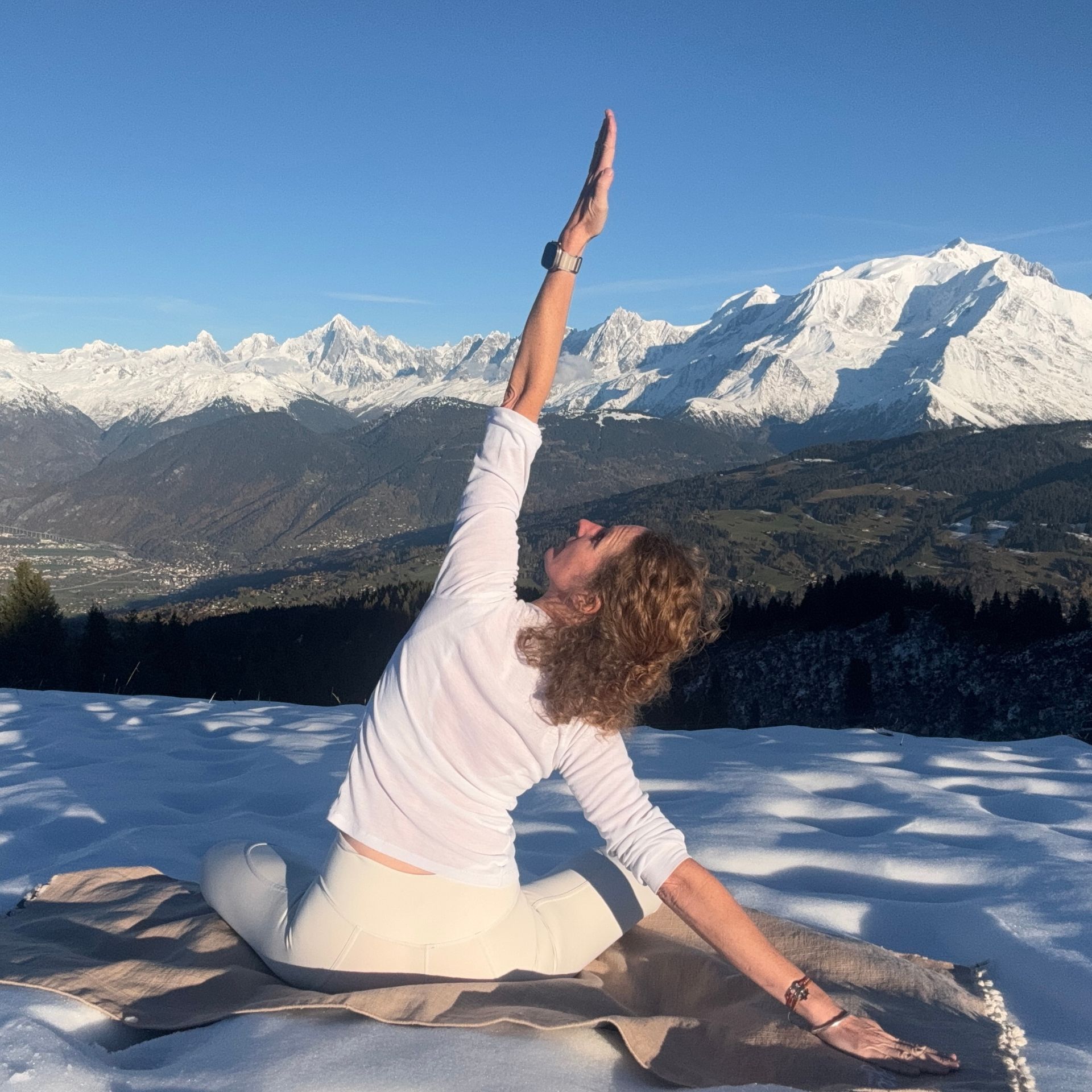 Yoga dans la neige, face aux montagnes