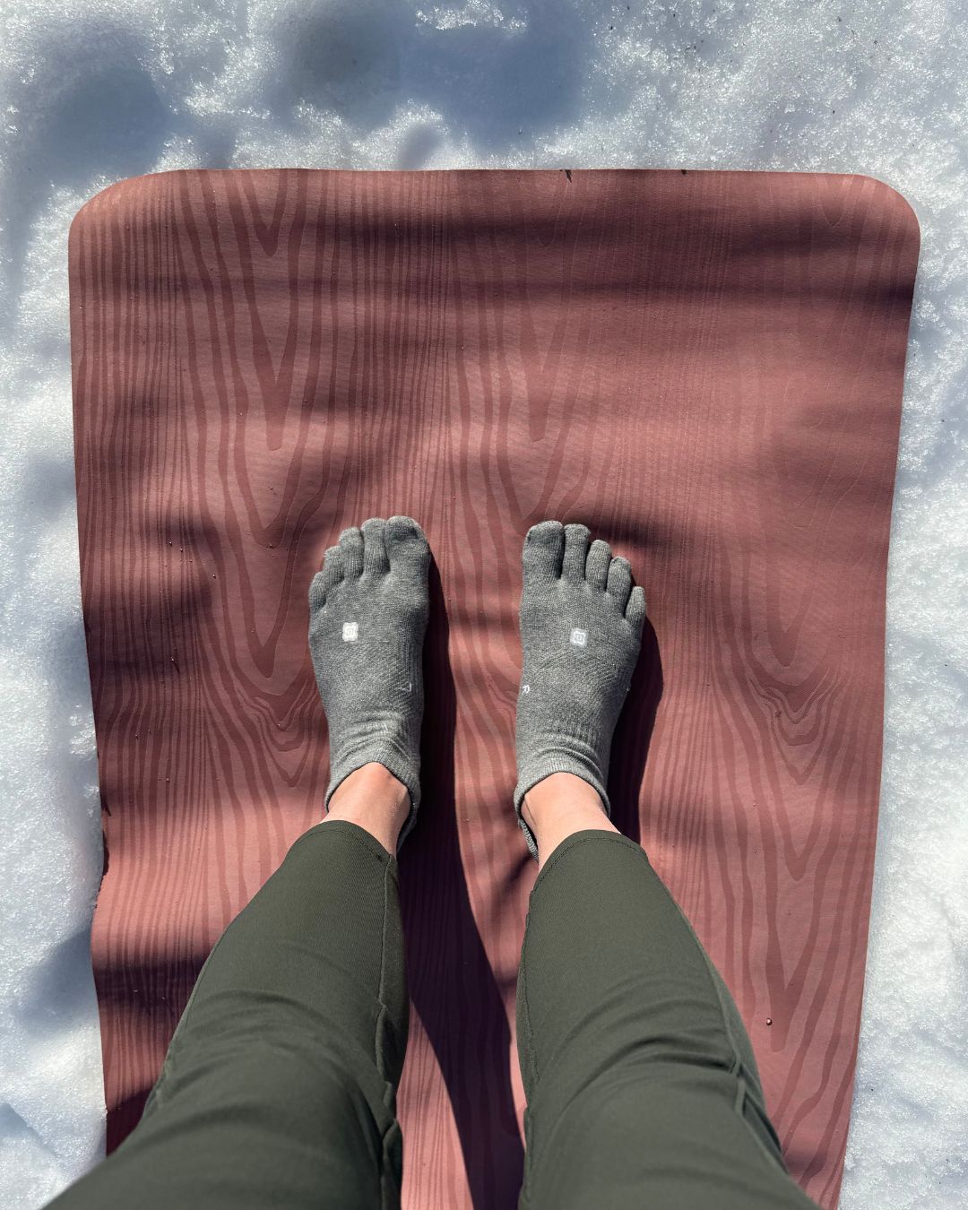 Chaussettes à doigt sur le tapis de yoga Les chaussettes à doigts antidérapantes pour profiter de la séance les pieds au chaud