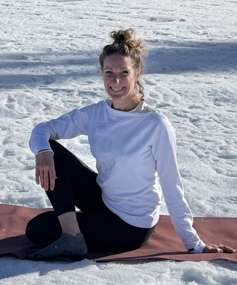 Virginie dans la neige Virginie, prof de yoga, sur un tapis dans la neige