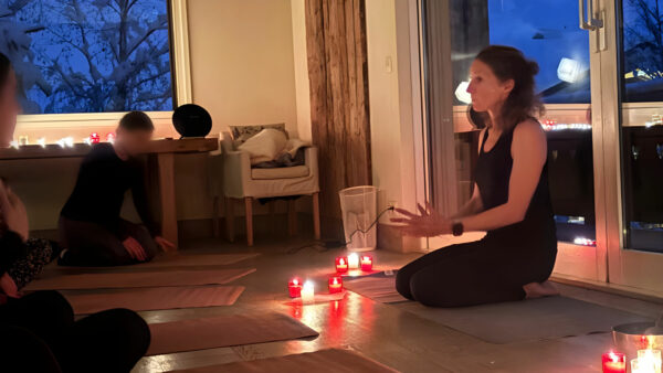 Virginie en cours particulier de yoga lors d'un EVJF
