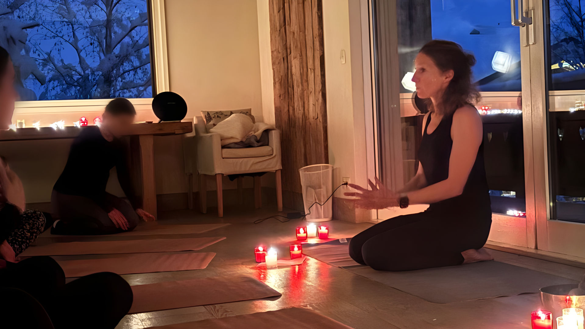 Virginie en cours particulier de yoga lors d'un EVJF