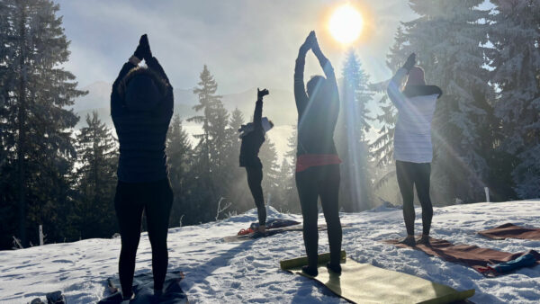 Groupe en train de faire du yoga dans la Neige
