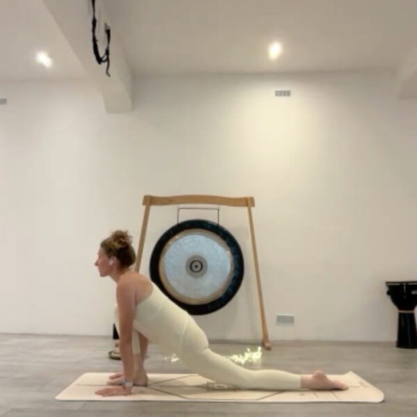 Virginie en fente basse sur son tapis, cours de yoga vinyasa à Chamonix