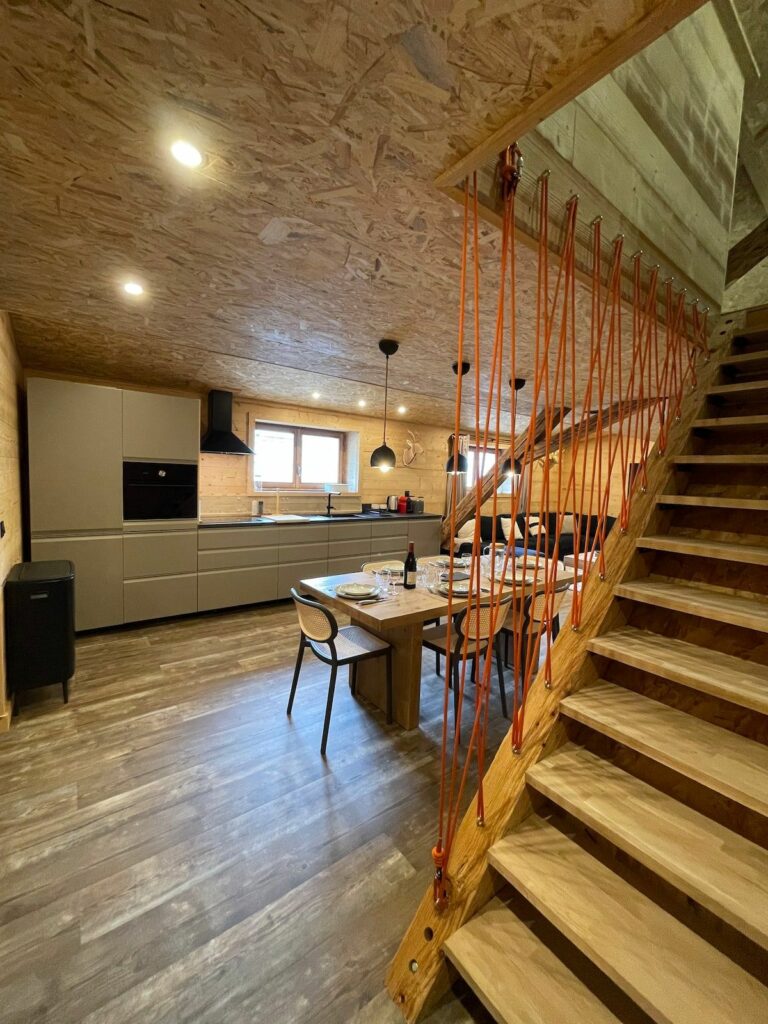 Cuisine du chalet et escalier vers la mezzanine
