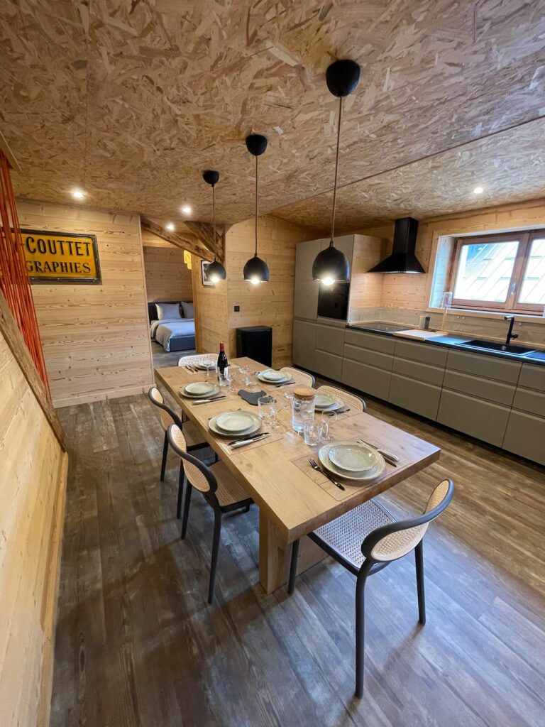 Grande table de l'espace repas du chalet