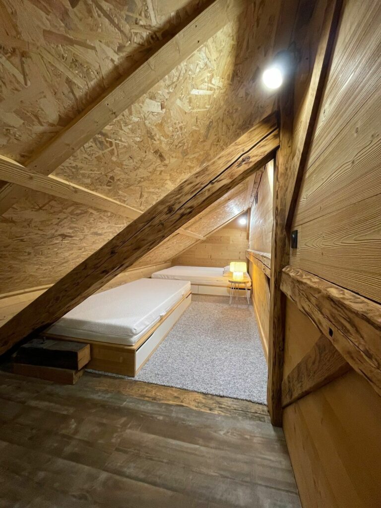 Chambre refuge : mezzanine sous le toit avec lits simples