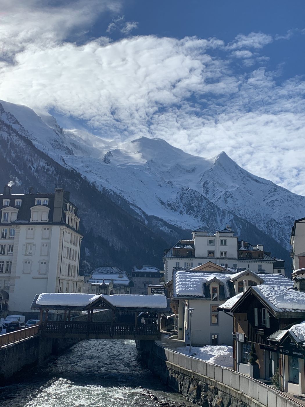 Chamonix sous la neige, l'Arve et le Mont-Blanc